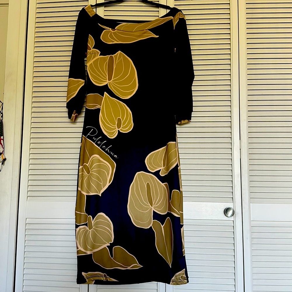 Brand Pualelehua, very beautiful fitted, size M, color turquoise blue / gold.